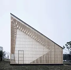 南京河西万景园教堂 Garden chapel by AZL Architects 张雷联合建筑事务所 - 灵感日报 : 张雷联合建筑事务所AZL Architects设计的南京河西万景园教堂（Nanjing Wanjing Garden Chapel）刚刚落成不久。教堂坐落于万景园的水岸边，由两个相交的三角形体量组成形成“蝶形”的屋顶造型。竖向的木质格栅几乎成为立面的唯一元素……