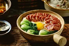 腊肠煲仔饭摄影图片