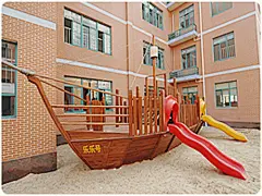 幼儿园户外游戏环境:沙池海盗船