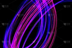 长时间曝光的照片，霓虹粉和紫色在抽象漩涡，平行线模式，以黑色背景。光绘摄影。