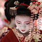 【日本艺伎（Geisha）】产生于17世纪的东京和大阪。最初的艺伎全部是男性，而游走在京町界外，俗称町伎，主要在町妓院和娱乐场所以表演舞蹈和乐器为生。18世纪中叶，艺伎职业渐渐被女性取代，这一传统也一直沿袭至今。 ​​​​