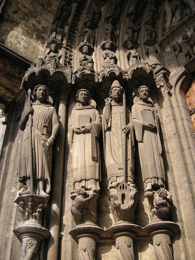 Chartres_cathedral_0...