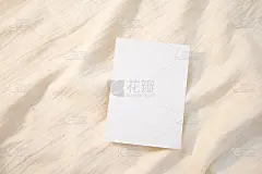 空白卡片模型设计在一个真实的设置白色贺卡艺术品或文具设计。空的纸卡