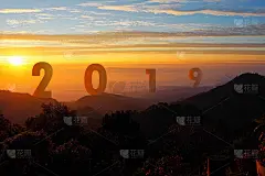 2019年新年贺卡，剪影的数字与日落和山景