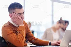 学生们在教室里听老师讲课。年轻人在无聊的课上睡觉。