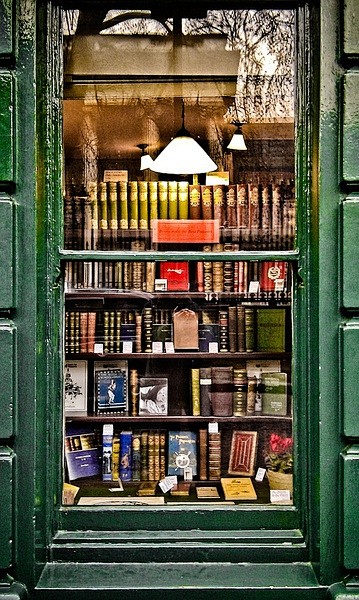 伦敦布卢姆斯伯里街“书店窗口”，这样透过...