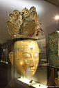 法国塞努奇博物馆见到两件辽代面具（图一、二），后两图是吉美博物馆藏品。《虏廷事实》记载，契丹人死后有“以金银为面具，铜丝络其手足”的特殊葬俗。这种面具是辽代贵族享用的葬具，多发现在内蒙地区。#这就是中国风##寻宝奇遇记# ​​​​