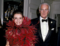 1988年，休伯特·德·纪梵希接受加州终身成就奖。对于这一场合，赫本穿着一种令人惊叹的红色羽毛外观。 