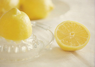 【柠檬有妙用，让生活更有趣】1.用柠檬汁...