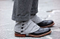 【Shoe Spats】护脚，一种流行于19世纪末20世纪初的男性腿部装饰，繁盛时期为1920年左右，主要是保护再穿皮鞋时，袜子不会被泥水弄脏.多是白色布制或者棕色毛制的，一般都是短款，隐藏在长裤下。不过也会有长款的，比如早期的海军或马裤用的都是长版本的护脚，而不是熟悉的裹腿或者紧腿袜。