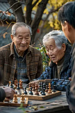 老人社区公益相伴下棋图片
