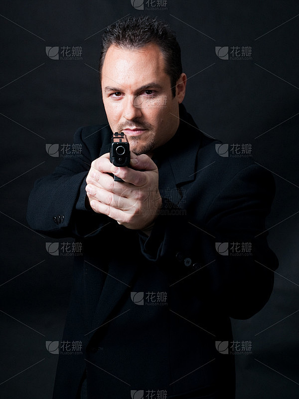 用枪指着你的脸