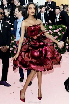 黑芭比Jourdan Dunn在Met Gala红毯上这件玫瑰花裙也相当有看头～

Zac Posen为其量身定制的仙衣，灵感来自正在绽放的玫瑰花本花[em]e400116[/em][em]e400116[/em][em]e400116[/em]完全根据扫描出的Jourdan Dunn身体数据3D打印成型，每一片玫瑰花瓣独立成型且形态各异，最终再根据图纸单片组装上身，直接美得原地转圈圈～总共21片花瓣，每瓣50公分长，总重15公斤，光是3D打印成本每一片玫瑰花瓣就超过3000美元[em]e400655[/