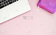 黑白笔记本键盘，粉色记事本，粉色背景。副本的空间。平的。前视图。