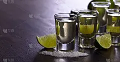 龙舌兰和酸橙片。