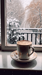 热气腾腾咖啡窗户雪景二十四节气小寒摄影图