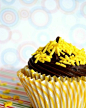 黄色sprinkles迷你蛋糕，我喜欢这么亮的颜色