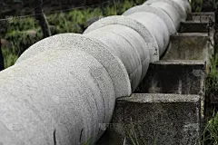 砌块上的混凝土水泥输水管道