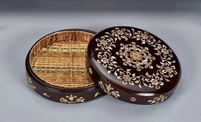 唐代螺钿花卉纹漆盒