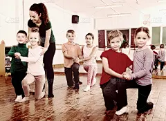 孩子们一起跳双人舞