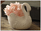 ZAKKA日式杂货天鹅花器。這小白天鹅掺着明媚小花、有爱。