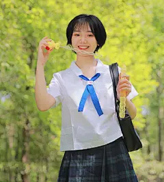 岁月流逝，容颜渐老，我们不可抗拒，但让心年轻，让笑甜蜜，老得优雅，我们有这个权力。

　　风华，是一指流沙；苍老，是一段年华。时光可以刻画容颜，风霜可以染白头发。岁月会老去，而永不老却的是心的年轻和人的生机。

　　喜欢林语堂先生这句话：“优雅地老去，不失为一种美感”。

　　不同的年龄段，有着不同的生活习惯和生存方式。白天，属于拼搏奋斗的青年；夜晚，则属于成熟沉稳的老年。老年，已经不需要太充足的睡眠，在万籁俱寂的夜晚，沉醉在静谧里，听一曲云水禅心，捻一抹心香，携一抹月光，将心开成一朵莲花，该是多么的优雅