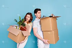 他的肖像，他，她，她，好看的，有吸引力的，伤心的，不快乐的，不安的，担心的，紧张的，人们提着大的箱子