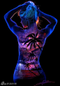 惊世之美 艺术家涂画荧光人体彩绘
