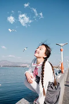 在没有任何喜欢的人的时候，过得是最轻松快乐的，尽管偶尔会觉得孤独了点。