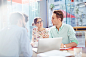 黑色,人,沟通,讨论,商务_559538327_Business people meeting in sunny cafe_创意图片_Getty Images China