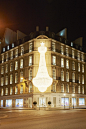 DIORMAG : Les décorations lumineuses scintillent dans la nuit, Paris exhale un parfum de fête.