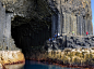 芬格尔山洞位于苏格兰火山岛Staffa。Staffa岛无人居住，是国家级自然保护区的一部分，其以独特而又好似乐高积木的玄武岩石柱而闻名于世。