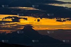 阿陀斯山附近的希腊爱琴海海岸