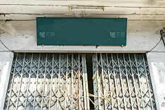 一幢旧店屋建筑上的空白木制店名标签