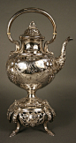 古董银质茶壶。仔细的朋友肯定会在《唐顿庄园》这样的影视剧中经常看到这样的茶具，贵族在下午茶的时候会使用到这样的酒精底座水壶，主要用途是对壶中开水保温。这些精美的茶壶在不同的年代有不同的风格，巴洛克，洛可可，新艺术，装饰艺术风格，每种风格都代表了那个年代人们的审美取向。