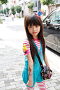 来自大阪的小萝莉「吉田爽叶香」最近可是相当人气。她今年11岁，是日本女子偶像团体「樱花学院」的成员。不管是长长的黑直发造型，还是萌萌哒双马尾造型。都好卡哇伊！