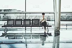 黑人女孩在火车站候车室拿着智能手机_5708163366