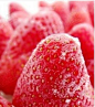 [冻草莓] 1、草莓洗净，去蒂；2、按40%的浓度配出白糖水调匀；3、将洗净的草莓放入糖水中，浸泡5-10分钟；4、捞出草莓，沥去水分；5、将处理好的草莓装入容器中，加盖盖子或盖保鲜膜，放入冰箱冷冻室冷冻（如有速冻更好）。