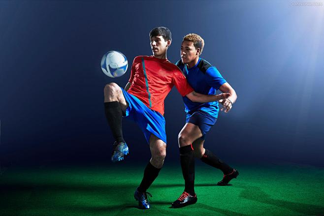 竞争激烈的足球场运动人物力量海报