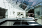项目名称：玻璃房（The Glass House）
建筑师：AR Design Studio
项目地点：英国，温彻斯特 
项目时间：2012年
摄影：Martin Gardner
 
由AR工作室设计完成的英国玻璃房子位于温彻斯特，这对夫妇之所以会选择AR设计工作室，是因为他们在处理玻璃建筑方面很有经验。并且该设计公司在材料使用，室内外空间关系处理和人造和自然景观协调方面都十分出色。这是一个充满阳光的宽敞的无骨架的玻璃房子，里面有一个开放式的厨房，起居室和餐厅。墙壁和屋顶的伸展形式极其精巧细致，它创建了一