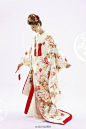 白无垢和色打褂是标准的日本和服，相当于结婚时穿的婚纱和酒宴服。 by@萌娘宅腐百科