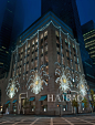 蒂芙尼 (Tiffany & Co.) 第五大道旗舰店圣诞主题橱窗正式揭幕，并在旗舰店朝向第五大道和57街的两面外墙上璀璨呈现“钻石灯光秀”。