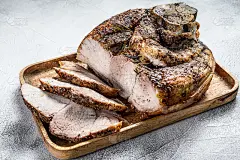 烤猪蹄片。鸡腿肉。灰色的背景。俯视图