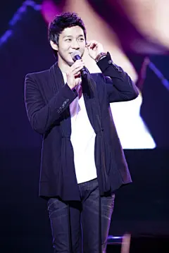 [朴有天乘包机飞湖南 亮相《元宵喜乐会》] JYJ的经纪公司C-JES娱乐表示：“2月24日，朴有天将乘坐包机飞赴中国，参加湖南卫视极具人气的的特别节目《元宵喜乐会》。”湖南卫视的相关人员表示，“电视剧《屋塔房王世子》以及《想你》热播之后朴有天在中国的人气惊人的火爆，考虑到朴有天繁忙的行程，我们将派专机去接他。通过此次节目的出演他将会成为中国各地观众都喜爱的韩国演员”。