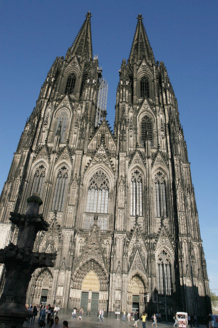 科隆大教堂是欧洲北部最大的教堂，它以法国...