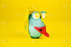 复活节彩蛋卡通人物与橡皮泥眼睛，嘴和头发有一个富有表情的脸