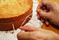 蛋糕分层方法：同等高度插下牙签，用线绕一圈，咔嚓之。和分皮蛋之类很相似