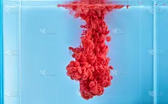 红墨水在水里。抽象的背景。