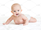 可爱的微笑婴儿躺在白色的毛巾在尿布