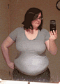 一名女子用一系列照片，记录下了自己不可思议的减肥经历。想知道一年瘦80斤什么效果吗？戳图，绝对励志！